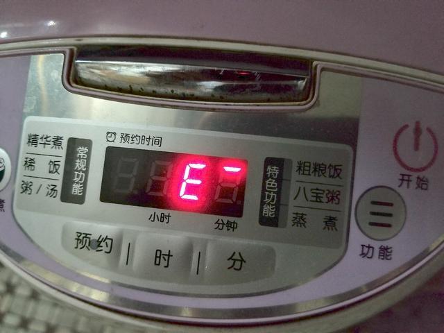 美的电饭煲一通电就报警显示e1故障代码,美的电饭煲打开后一直滴滴响显示e2024/6/