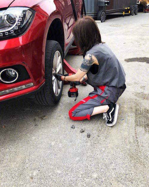 男生学修车,男生学修车和理发哪个前景好)